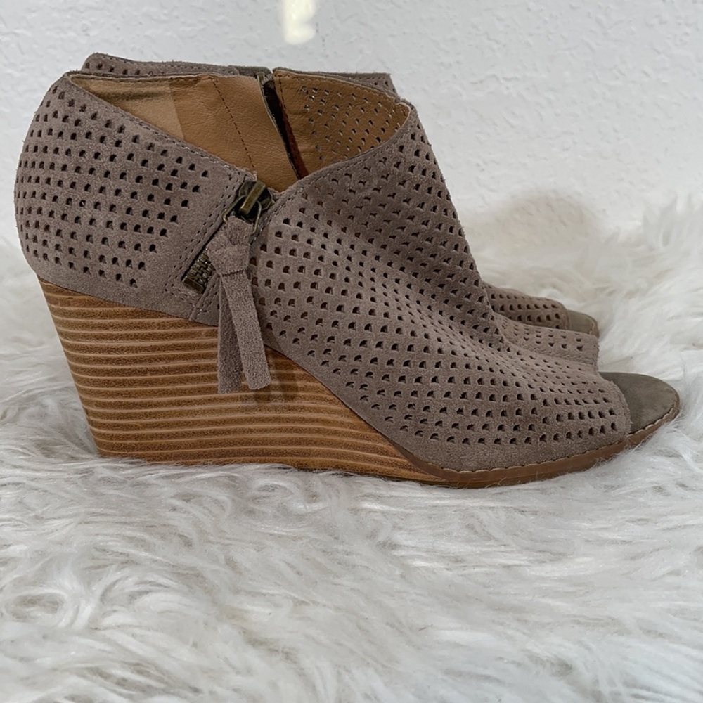 Lucky Brand Jabilo Taupe Suede Open Toe Wedge Heel Ankle Booties in Size 9.5